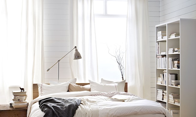 biała sypialnia w stylu skandynawskim