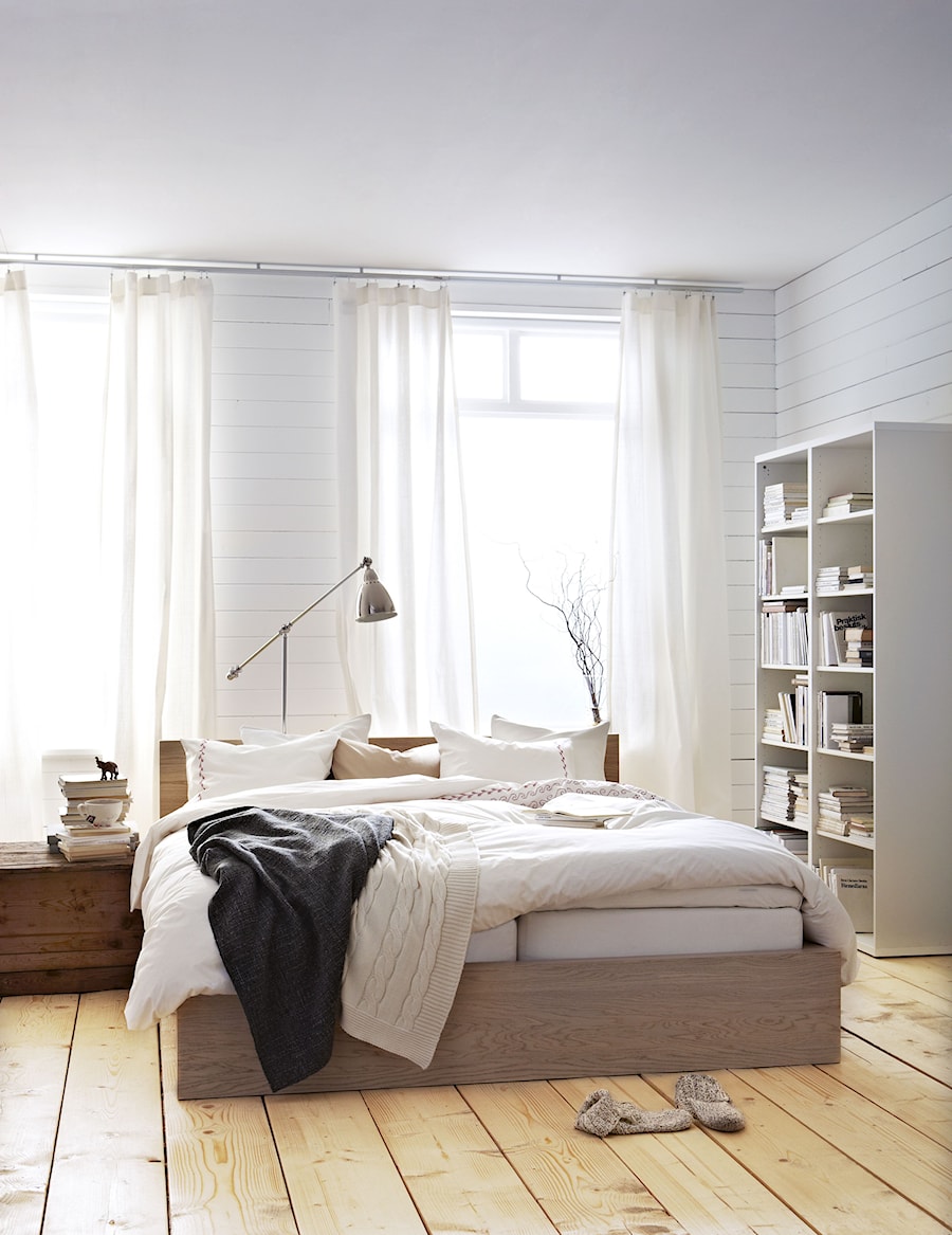 Średnia biała sypialnia, styl skandynawski - zdjęcie od IKEA