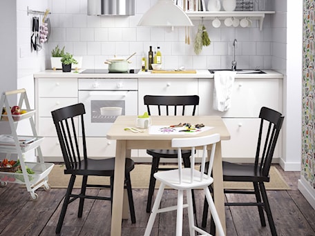 Aranżacje wnętrz - Jadalnia: Jadalnia IKEA - Mała biała szara jadalnia w kuchni, styl skandynawski - IKEA. Przeglądaj, dodawaj i zapisuj najlepsze zdjęcia, pomysły i inspiracje designerskie. W bazie mamy już prawie milion fotografii!