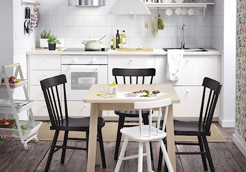 Jadalnia IKEA - Mała biała szara jadalnia w kuchni, styl skandynawski - zdjęcie od IKEA
