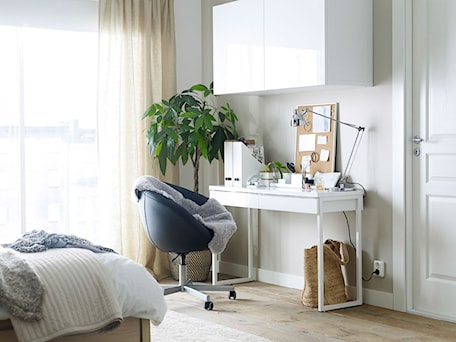 Aranżacje wnętrz - Biuro: Domowe biuro IKEA - Małe beżowe biuro - IKEA. Przeglądaj, dodawaj i zapisuj najlepsze zdjęcia, pomysły i inspiracje designerskie. W bazie mamy już prawie milion fotografii!