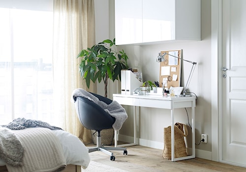 Domowe biuro IKEA - Małe beżowe biuro - zdjęcie od IKEA