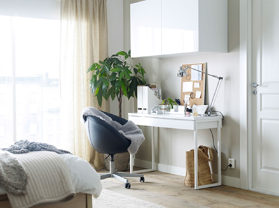 Domowe biuro IKEA - Małe beżowe biuro - zdjęcie od IKEA