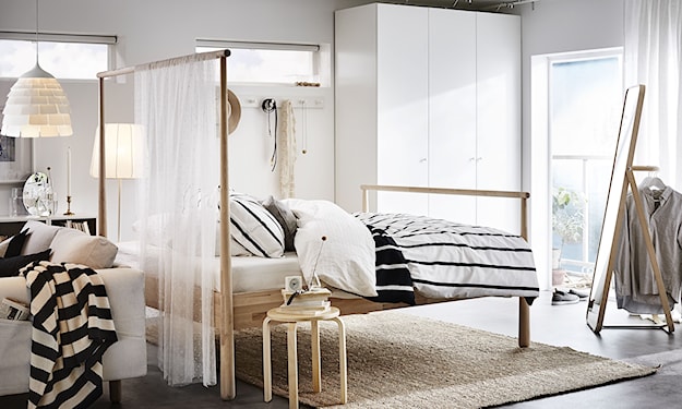 skandynawska sypialnia z białą szafą