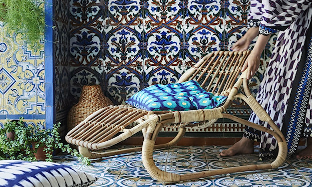 bambusowy fotel z kolorową poduszką ikea