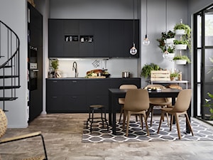 Mała kuchnia - Średnia otwarta z salonem z zabudowaną lodówką kuchnia w kształcie litery l z oknem - zdjęcie od IKEA