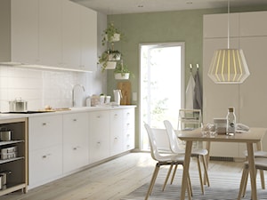 Kuchnia na wymiar - Duża otwarta z salonem biała zielona z zabudowaną lodówką z nablatowym zlewozmywakiem kuchnia dwurzędowa z oknem, styl skandynawski - zdjęcie od IKEA