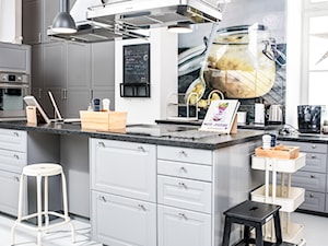 Kuchnia spotkań IKEA - Duża zamknięta z kamiennym blatem biała z zabudowaną lodówką z lodówką wolnostojącą kuchnia w kształcie litery l z wyspą lub półwyspem z oknem z marmurową podłogą, styl skandynawski - zdjęcie od IKEA