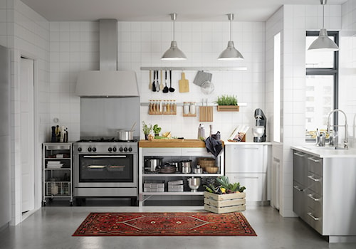 Kuchnia na wymiar - Duża otwarta z salonem z kamiennym blatem biała z zabudowaną lodówką z nablatowym zlewozmywakiem kuchnia w kształcie litery u z oknem, styl skandynawski - zdjęcie od IKEA