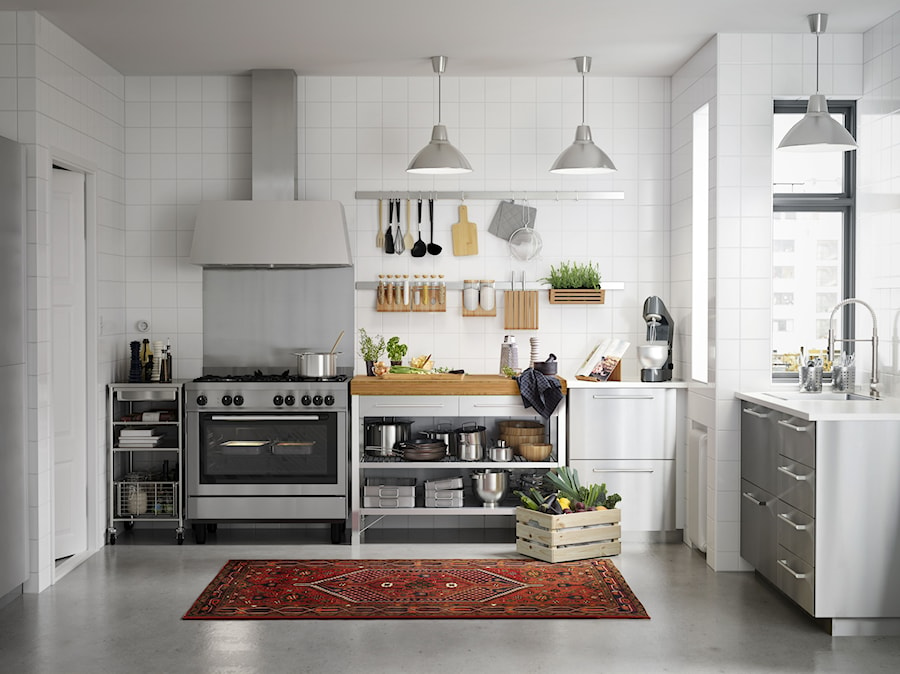 Kuchnia na wymiar - Duża otwarta z salonem z kamiennym blatem biała z zabudowaną lodówką z nablatowym zlewozmywakiem kuchnia w kształcie litery u z oknem, styl skandynawski - zdjęcie od IKEA