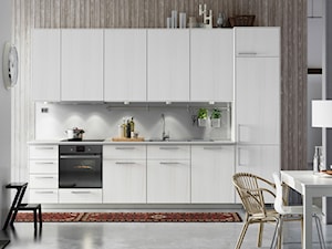 Kuchnia IKEA - Średnia otwarta z salonem z kamiennym blatem biała z zabudowaną lodówką z nablatowym zlewozmywakiem kuchnia jednorzędowa - zdjęcie od IKEA