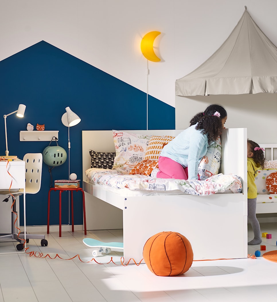 Pokój dziecka IKEA - Średni biały niebieski pokój dziecka dla dziecka dla chłopca dla dziewczynki dla rodzeństwa - zdjęcie od IKEA - Homebook