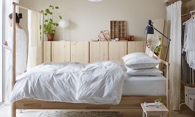 drewniane meble w sypialni styl skandynawski