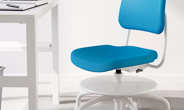 niebieski fotel do biurka dla dziecka