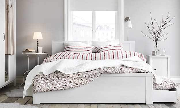 białe łóżko w sypialni ikea