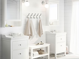 Łazienka IKEA - Średnia z dwoma umywalkami łazienka z oknem, styl skandynawski - zdjęcie od IKEA