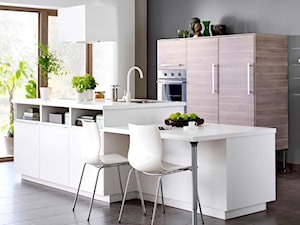 Kuchnia IKEA - Średnia otwarta z kamiennym blatem biała czarna z zabudowaną lodówką z nablatowym zlewozmywakiem kuchnia dwurzędowa z wyspą lub półwyspem z oknem - zdjęcie od IKEA