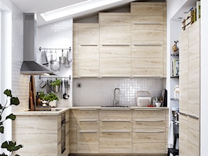 Mała kuchnia - Mała zamknięta z kamiennym blatem biała z zabudowaną lodówką z lodówką wolnostojącą z nablatowym zlewozmywakiem kuchnia w kształcie litery u z oknem, styl skandynawski - zdjęcie od IKEA