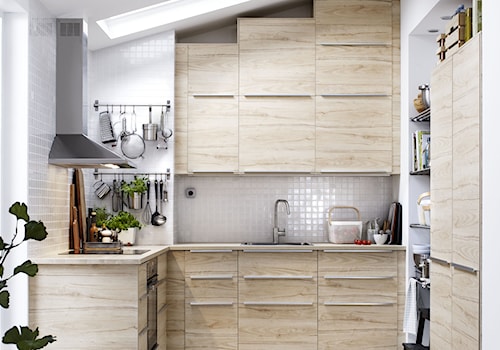 Mała kuchnia - Mała zamknięta z kamiennym blatem biała z zabudowaną lodówką z lodówką wolnostojącą z nablatowym zlewozmywakiem kuchnia w kształcie litery u z oknem, styl skandynawski - zdjęcie od IKEA