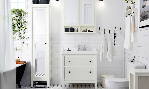 biała łazienka z białymi meblami ikea