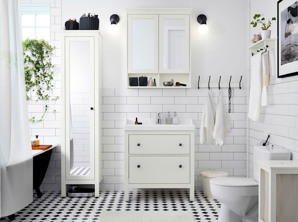 białe kafelki na ścianie w łazience i czarno-biała podłoga