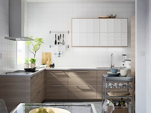 Kuchnia IKEA - Mała otwarta z salonem biała z zabudowaną lodówką z nablatowym zlewozmywakiem kuchnia w kształcie litery l z oknem - zdjęcie od IKEA