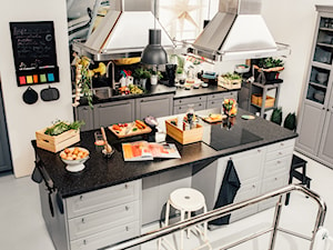 Kuchnia spotkań IKEA - Duża otwarta biała z zabudowaną lodówką z podblatowym zlewozmywakiem kuchnia w kształcie litery l z wyspą lub półwyspem, styl skandynawski - zdjęcie od IKEA