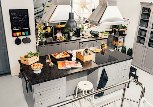 Kuchnia spotkań IKEA - Duża otwarta biała z zabudowaną lodówką z podblatowym zlewozmywakiem kuchnia w kształcie litery l z wyspą lub półwyspem, styl skandynawski - zdjęcie od IKEA