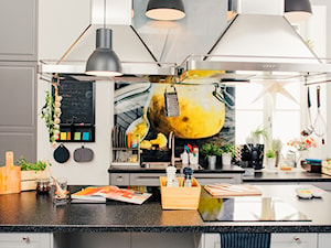 Kuchnia spotkań IKEA - Średnia otwarta z salonem biała z zabudowaną lodówką z nablatowym zlewozmywakiem kuchnia dwurzędowa z wyspą lub półwyspem, styl skandynawski - zdjęcie od IKEA