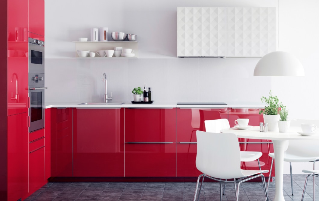 Kuchnia IKEA - Średnia z czerwonymi frontami z salonem biała z zabudowaną lodówką z nablatowym zlewozmywakiem kuchnia w kształcie litery l, styl nowoczesny - zdjęcie od IKEA - Homebook