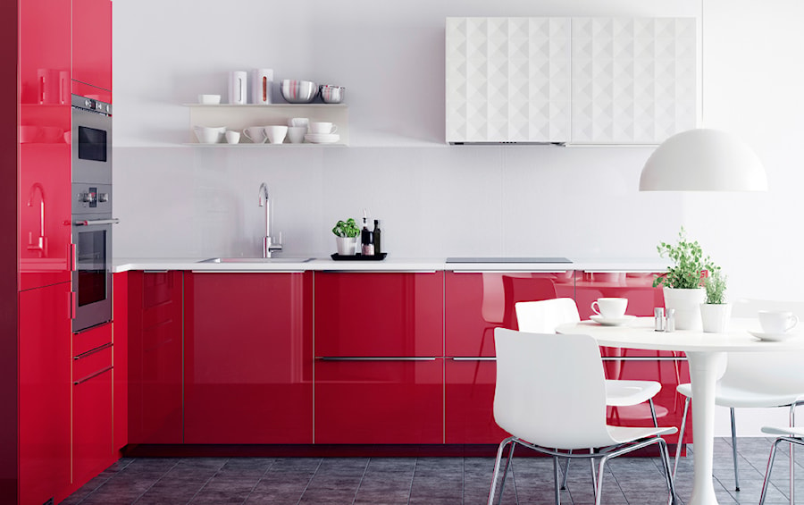 Kuchnia IKEA - Średnia z czerwonymi frontami z salonem biała z zabudowaną lodówką z nablatowym zlewozmywakiem kuchnia w kształcie litery l, styl nowoczesny - zdjęcie od IKEA
