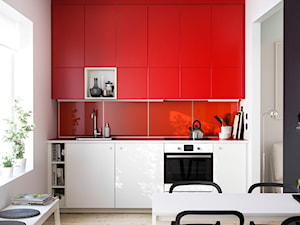 Kuchnia IKEA - Średnia z czerwonymi frontami zamknięta z kamiennym blatem biała czarna z zabudowaną lodówką z nablatowym zlewozmywakiem kuchnia jednorzędowa z oknem - zdjęcie od IKEA
