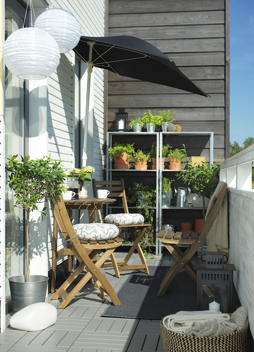 Balkon i ogród IKEA - Mały z podłogą z kostki brukowej z meblami ogrodowymi z donicami na kwiaty tar ... - zdjęcie od IKEA