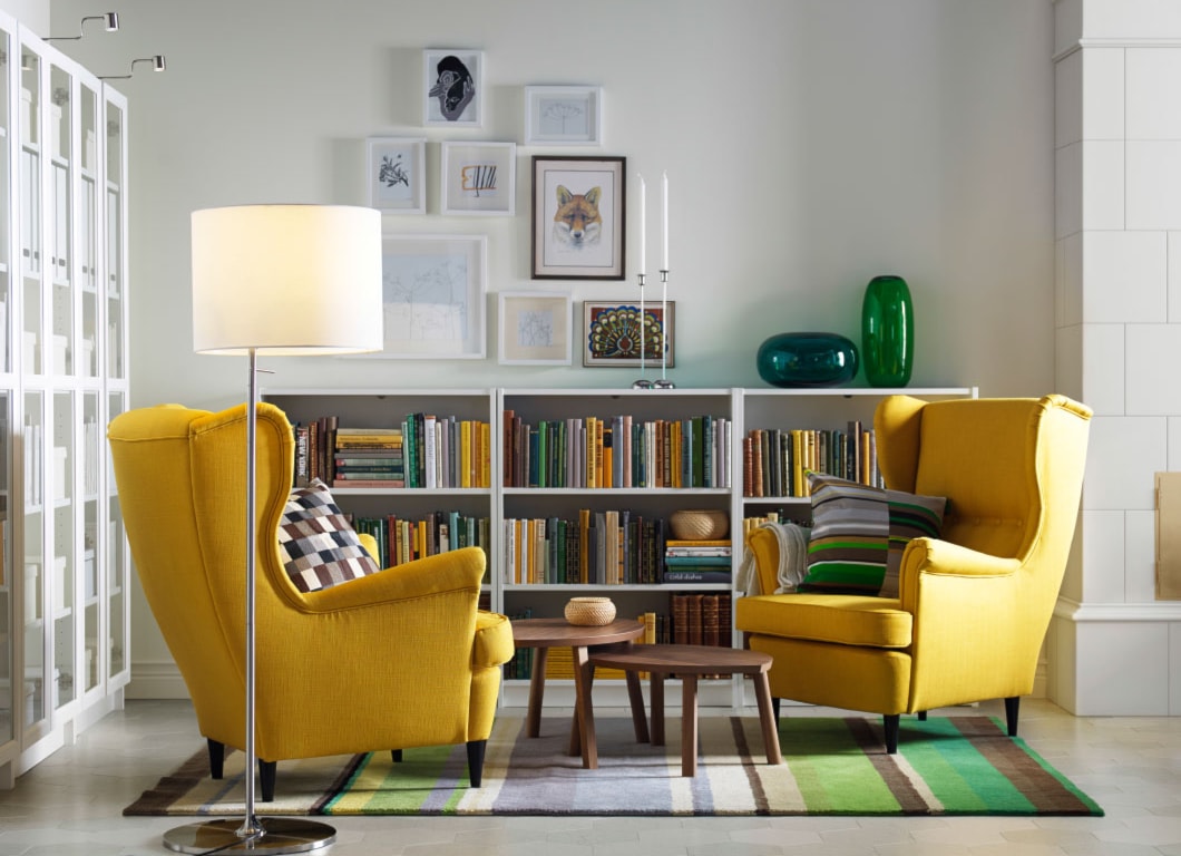 dwa żółte fotele uszaki w skandynawskim salonie