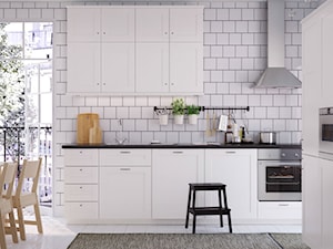 Kuchnia IKEA - Duża otwarta z salonem biała z zabudowaną lodówką z nablatowym zlewozmywakiem kuchnia dwurzędowa - zdjęcie od IKEA