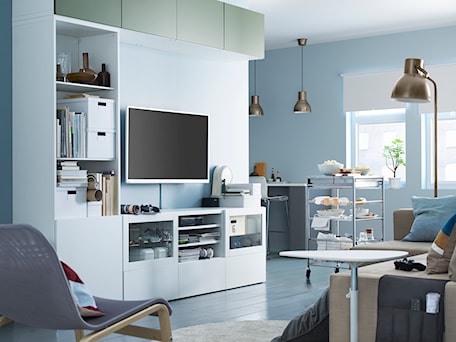Aranżacje wnętrz - Salon: BESTÅ - Mały biały niebieski salon z kuchnią z jadalnią, styl nowoczesny - IKEA. Przeglądaj, dodawaj i zapisuj najlepsze zdjęcia, pomysły i inspiracje designerskie. W bazie mamy już prawie milion fotografii!
