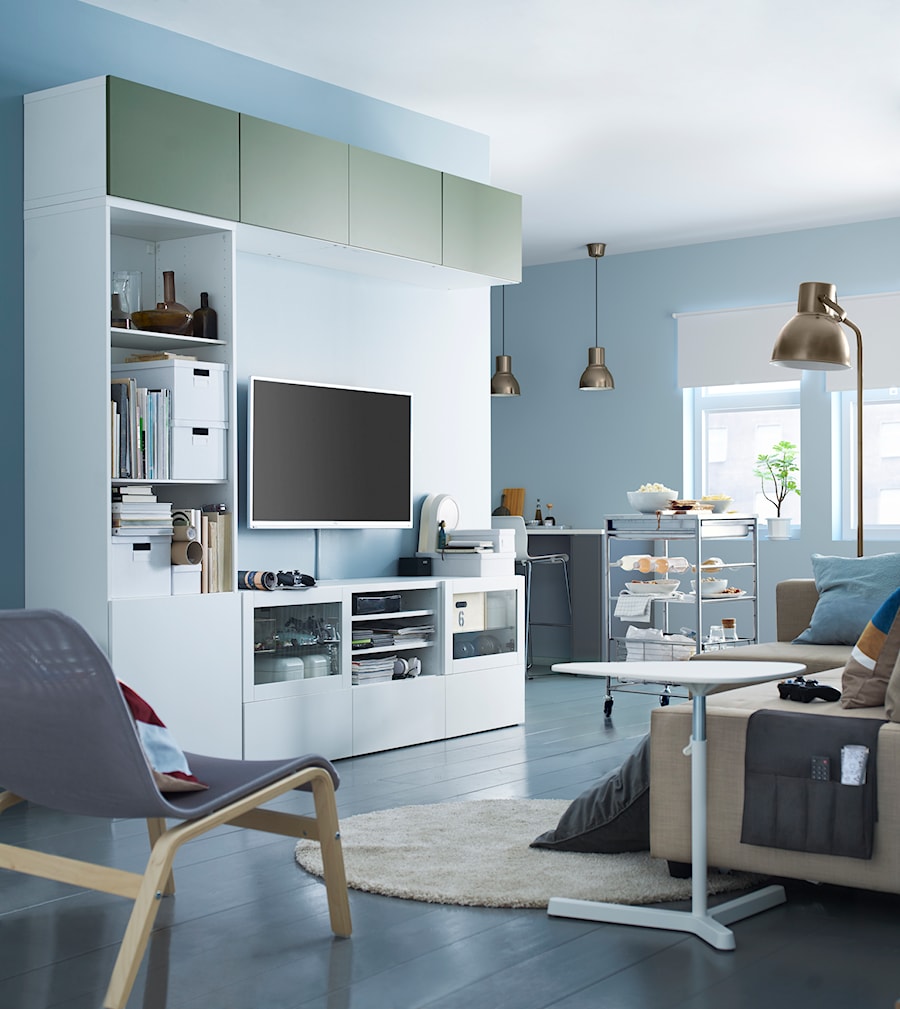 BESTÅ - Mały biały niebieski salon z kuchnią z jadalnią, styl nowoczesny - zdjęcie od IKEA