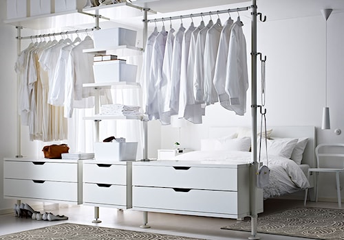 Garderoba IKEA - Średnia otwarta garderoba przy sypialni z oknem, styl skandynawski - zdjęcie od IKEA