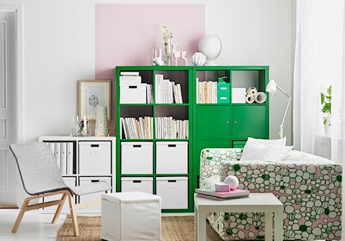 Pokój dzienny IKEA - Mały biały różowy salon - zdjęcie od IKEA