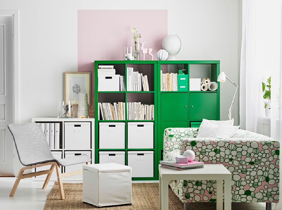 Pokój dzienny IKEA - Mały biały różowy salon - zdjęcie od IKEA