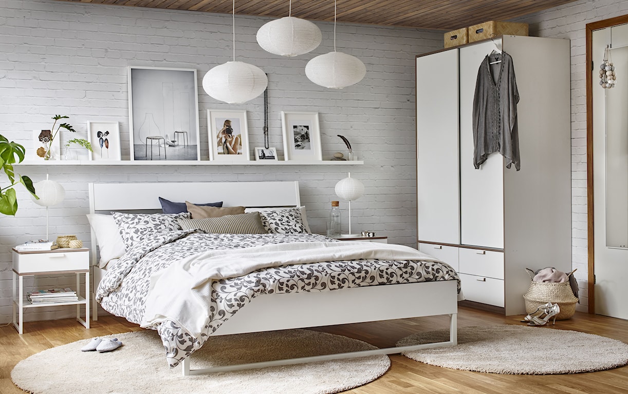 biała sypialnia w stylu nowoczesnym elementy industrialne