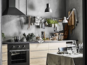 Kuchnia na wymiar - Mała zamknięta czarna z zabudowaną lodówką kuchnia jednorzędowa, styl industrialny - zdjęcie od IKEA