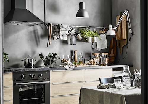 Kuchnia na wymiar - Mała zamknięta czarna z zabudowaną lodówką kuchnia jednorzędowa, styl industrialny - zdjęcie od IKEA