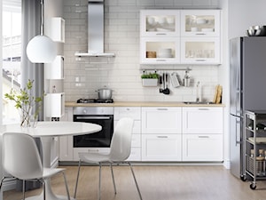 Kuchnia na wymiar - Biała z zabudowaną lodówką z nablatowym zlewozmywakiem kuchnia z oknem, styl skandynawski - zdjęcie od IKEA