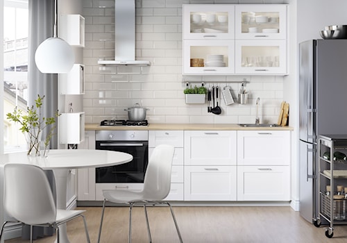 Kuchnia na wymiar - Biała z zabudowaną lodówką z nablatowym zlewozmywakiem kuchnia z oknem, styl skandynawski - zdjęcie od IKEA