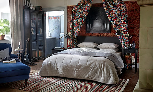 czarne łóżko w stylu vintage ikea