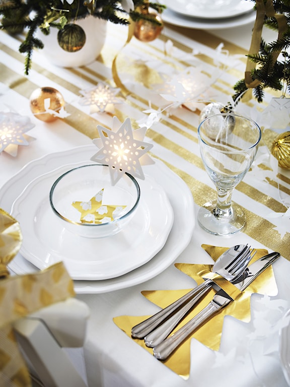 złote dekoracje świąteczne na stole
