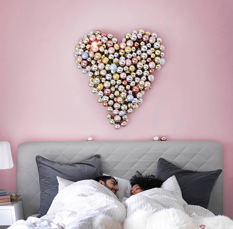 różowa ściana w sypialni, dekoracja ścienna z małych bombek, szary zagłowek