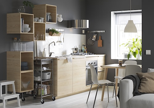 Mała kuchnia - Średnia otwarta z salonem z kamiennym blatem szara z zabudowaną lodówką kuchnia w kształcie litery g z oknem, styl skandynawski - zdjęcie od IKEA
