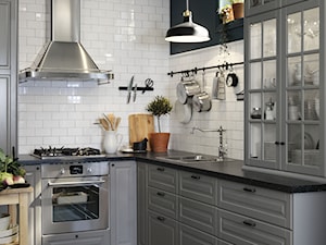 Mała kuchnia - Średnia zamknięta z salonem z kamiennym blatem biała czarna z zabudowaną lodówką z nablatowym zlewozmywakiem kuchnia w kształcie litery l, styl tradycyjny - zdjęcie od IKEA